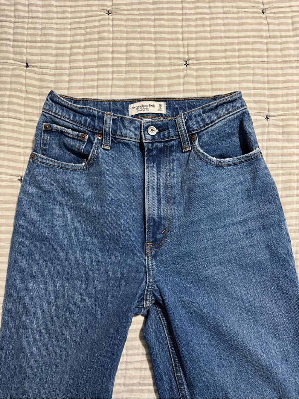 Abercrombie & Fitch Curve Love The 90s Ultra High Rise Straight Jeans - Size 26L - Picture 2 of 8